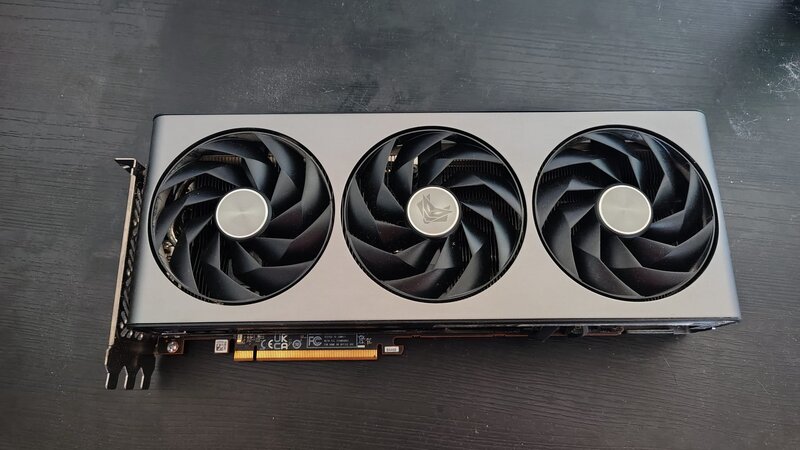 Placa video Sapphire Radeon RX 7700 XT NITRO+ 12GB – performanta excelenta