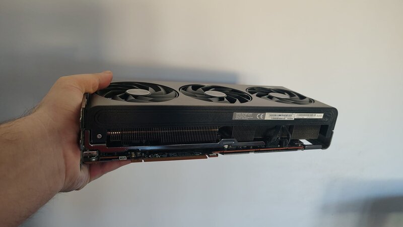 Placa video Sapphire Radeon RX 7700 XT NITRO+ 12GB – performanta excelenta